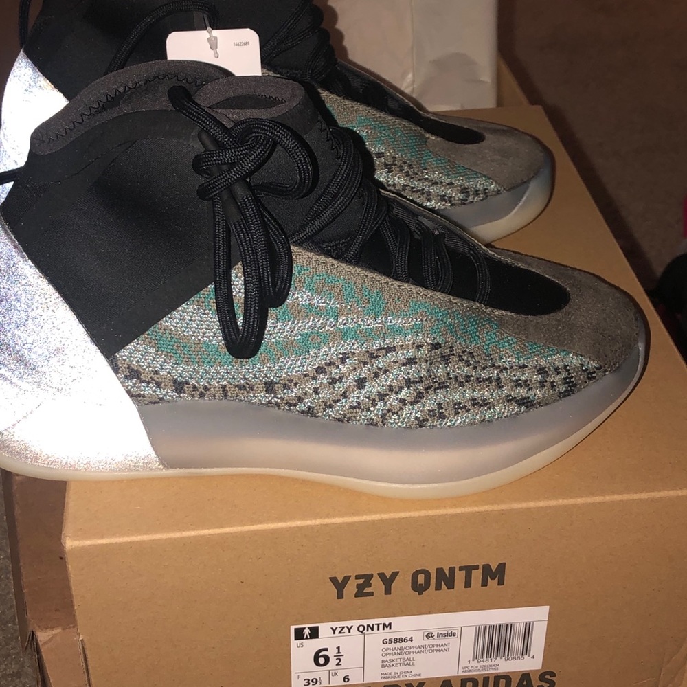 S O L D🎉🎉Yeezy Quantum